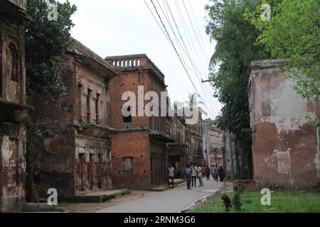 (170506) -- DHAKA, 6 mai 2017 -- les gens visitent les bâtiments architecturaux de conception exquise à Sonargaon (Panam City), l'une des plus anciennes capitales du Bengale, qui est située près de l'actuelle capitale du Bangladesh Dhaka, le 6 mai 2017.) (zw) BANGLADESH-DHAKA-ANCIENT-PANAM CITY SalimxReza PUBLICATIONxNOTxINxCHN Dhaka Mai 6 2017 célébrités visitent les bâtiments architecturaux de Sonargaon PanAm City l'une des plus anciennes capitales du Bengale qui EST située près de l'actuelle capitale du Bangladesh Dhaka LE 6 2017 mai ZW Bangladesh Dhaka Ancient PanAm City PUBLICATIONxNOTxINxCHN Banque D'Images