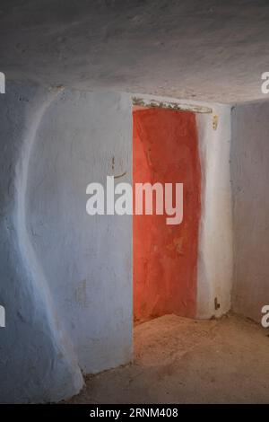 Argueda grottes abandonnées salon intérieur avec porte, en Espagne Banque D'Images