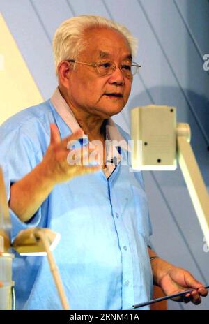 (170507) -- PÉKIN, 7 mai 2017 -- une photo prise le 27 août 2002 montre le célèbre mathématicien chinois Wu Wenjun prononçant un discours sur l'histoire des mathématiques de la Chine lors du Congrès international des mathématiciens de 2002. Wu meurt le 7 mai 2017 à l'âge de 98 ans à Pékin. Il a remporté le prix chinois de la science et de la technologie en 2000. )(MCG) CHINA-BEIJING-MATHEMATICIAN-WU WENJUN-DEATH (CN) YuxXiaoping PUBLICATIONxNOTxINxCHN Beijing Mai 7 2017 fichier photo prise LE 27 2002 août montre le célèbre mathématicien chinois Wu Wenjun donnant un discours SUR l'histoire mathématique de la Chine au cours des années 2002 Banque D'Images