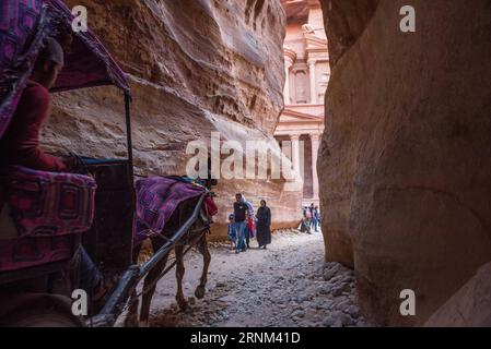 (170507) -- JORDANIE, 7 mai 2017 -- des touristes visitent l'ancienne ville de Petra dans le gouvernorat de Ma an en Jordanie, le 30 mars 2017. )(gl) JORDAN-SCENERY MengxTao PUBLICATIONxNOTxINxCHN Jordanie Mai 7 2017 touristes visitent l'ancienne ville de Petra dans ma pour gouvernorat de Jordanie Mars 30 2017 GL Jordan Scenery MengxTao PUBLICATIONxNOTxINxCHN Banque D'Images