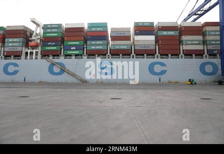 (170507) -- PORT DU PIRÉE (GRÈCE), 7 mai 2017 -- la photo prise le 7 mai 2017 montre des ponts roulants déchargeant des marchandises du navire marchand (M.V.) COSCO pays-Bas et chargeant des marchandises sur le navire au port du Pirée, en Grèce. C’est le 22e jour en mer pour le navire marchand (M.V.) COSCO pays-Bas d’achever son voyage de la Chine à l’Europe sur une route connue sous le nom de route maritime de la soie. Du Pacifique, de l'océan Indien à l'océan Atlantique, et de la mer de Chine méridionale, de la mer Rouge à la Méditerranée, la route maritime de la soie du 21e siècle enjambe les océans et s'étend au-delà du temps et du spac Banque D'Images