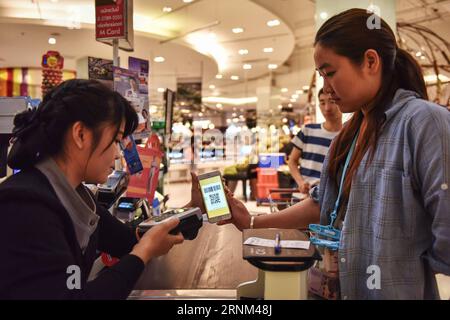 (170508) -- PÉKIN, le 8 mai 2017 -- Un caissier scanne le code QR d'Alipay pour encaisser le paiement dans un supermarché de Bangkok, Thaïlande, le 19 avril 2017. Il est courant en Chine de ne pas prendre d'argent comptant et de payer avec un smartphone, qui est installé avec les applications Alipay ou WeChat en Chine. Avec un smartphone, les gens peuvent payer presque tout, comme faire les courses, réparer une voiture, payer un taxi et enregistrer un hôpital. Dans de nombreux autres pays, le paiement avec Alipay et WeChat devient une nouvelle tendance. La société mère d Alipay, Ant Financial Services Group ou Ant Financial, compte plus de 200 millions d utilisateurs dans 25 pays Banque D'Images