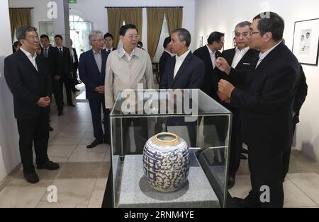 (170509) -- MACAO, le 9 mai 2017 -- Zhang Dejiang, président du Comité permanent du Congrès populaire national de Chine (NPC), visite le Musée des maisons de Taipa dans la région administrative spéciale de Macao, dans le sud de la Chine, le 9 mai 2017. Zhang a inspecté la construction du pont Hong Kong-Zhuhai-Macao et a visité un centre de soutien familial et un musée pour apprendre les moyens de subsistance des habitants dans la RAS de Macao mardi. (dhf) CHINA-MACAO-ZHANG DEJIANG-INSPECTION (CN) PangxXinglei PUBLICATIONxNOTxINxCHN Macao Mai 9 2017 Zhang Dejiang Président du Comité Thing de Chine S célébrités nationales S Congrès N Banque D'Images