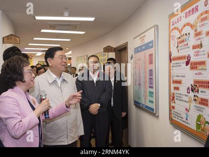 (170509) -- MACAO, le 9 mai 2017 -- Zhang Dejiang (2e L, front), présidente du Comité permanent du Congrès national populaire de Chine (NPC), visite le Centre de soutien familial Joy in Abundance de l Association générale des femmes de Macao dans la région administrative spéciale de Macao, Chine méridionale, le 9 mai 2017. Zhang a inspecté la construction du pont Hong Kong-Zhuhai-Macao et a visité un centre de soutien familial et un musée pour apprendre les moyens de subsistance des habitants dans la RAS de Macao mardi. (dhf) CHINA-MACAO-ZHANG DEJIANG-INSPECTION (CN) LixXueren PUBLICATIONxNOTxINxCHN Macao Mai 9 2017 Zhang Dejiang 2nd l Banque D'Images