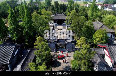 (170510) -- HANZHONG, 10 mai 2017 -- une photo aérienne prise le 9 mai 2017 montre le paysage du mémorial de Zhang Qian dans le comté de Chenggu de la ville de Hanzhong, dans le nord-ouest de la Chine, province du Shaanxi. Hanzhong est la ville natale de l'ancien général chinois Zhang Qian, qui a ouvert une route commerciale maintenant connue sous le nom de route de la soie il y a environ 2 100 ans. (Ry) CHINA-SHAANXI-HANZHONG-SCENERY (CN) TaoxMing PUBLICATIONxNOTxINxCHN Hanzhong Mai 10 2017 une photo aérienne prise LE 9 2017 mai montre le paysage du Zhang Qian Memorial Hall dans le comté de Hanzhong ville Nord-Ouest de la Chine du sud Shaanxi Hanzhong EST la ville natale de Hanzhong Banque D'Images