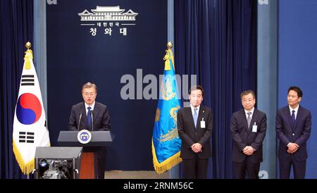 (170510) -- SÉOUL, le 10 mai 2017 -- le nouveau président sud-coréen Moon Jae-in (1e L) prononce une conférence de presse à la Maison Bleue à Séoul, en Corée du Sud, le 10 mai 2017. Moon Jae-in a prêté serment mercredi en tant que nouveau président sud-coréen et peu après une cérémonie inaugurale, il a nommé le nouveau Premier ministre, chef de l'agence de renseignement, chef de cabinet présidentiel et chef de la sécurité présidentielle. (gj) CORÉE DU SUD-SÉOUL-NOUVEAU PRÉSIDENT-NOMINATIONS YaoxQilin PUBLICATIONxNOTxINxCHN Séoul Mai 10 2017 le nouveau président sud-coréen Moon Jae in 1st l prononce une conférence de presse À la Maison Bleue Banque D'Images