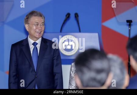 (170510) -- SÉOUL, 10 mai 2017 -- Moon Jae-in sourit lors de la cérémonie d'inauguration présidentielle à Séoul, capitale de la Corée du Sud, le 10 mai 2017. Moon Jae-in a prêté serment mercredi en tant que nouveau président sud-coréen et, peu après une cérémonie inaugurale, il a nommé un nouveau Premier ministre, chef d'agence de renseignement, chef d'état-major présidentiel et chef de la sécurité présidentielle.) (YY) CORÉE DU SUD-SÉOUL-LUNE JAE-IN-INAUGURATION leexsang-ho PUBLICATIONxNOTxINxCHN Séoul Mai 10 2017 Moon Jae in Smiles alors qu'il participe à la cérémonie d'inauguration présidentielle à Séoul capitale de Banque D'Images