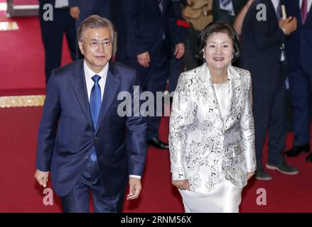 (170510) -- SÉOUL, le 10 mai 2017 -- Moon Jae-in et son épouse Kim Jung-sook participent à la cérémonie d'investiture présidentielle à Séoul, capitale de la Corée du Sud, le 10 mai 2017. Moon Jae-in a prêté serment mercredi en tant que nouveau président sud-coréen et peu après une cérémonie inaugurale, il a nommé le nouveau Premier ministre, chef de l'agence de renseignement, chef de cabinet présidentiel et chef de la sécurité présidentielle. (YY) CORÉE DU SUD-SÉOUL-LUNE JAE-IN-INAUGURATION leexsang-ho PUBLICATIONxNOTxINxCHN Séoul Mai 10 2017 Moon Jae In et sa femme Kim Young Sook arrivent pour prendre part à la présidence Banque D'Images