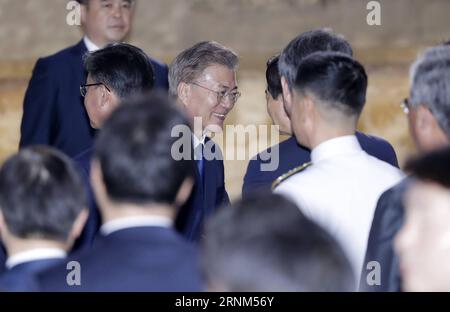 (170510) -- SÉOUL, 10 mai 2017 -- Moon Jae-in serre la main des invités lors de la cérémonie d'inauguration présidentielle à Séoul, capitale de la Corée du Sud, le 10 mai 2017. Moon Jae-in a prêté serment mercredi en tant que nouveau président sud-coréen et, peu après une cérémonie inaugurale, il a nommé un nouveau Premier ministre, chef d'agence de renseignement, chef d'état-major présidentiel et chef de la sécurité présidentielle.) (YY) CORÉE DU SUD-SÉOUL-LUNE JAE-IN-INAUGURATION leexsang-ho PUBLICATIONxNOTxINxCHN Séoul Mai 10 2017 Moon Jae in serre la main des invités lors de la cérémonie d'inauguration présidentielle à Séoul C. Banque D'Images