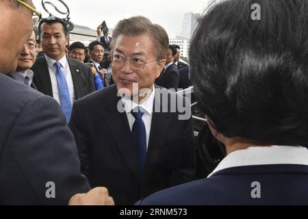 (170510) -- SÉOUL, 10 mai 2017 -- Moon Jae-in Smile serre la main des invités lors de la cérémonie d'inauguration présidentielle à Séoul, capitale de la Corée du Sud, le 10 mai 2017. Moon Jae-in a prêté serment mercredi en tant que nouveau président sud-coréen et, peu après une cérémonie inaugurale, il a nommé un nouveau Premier ministre, chef d'agence de renseignement, chef d'état-major présidentiel et chef de la sécurité présidentielle.) (YY) CORÉE DU SUD-SÉOUL-LUNE JAE-IN-INAUGURATION leexsang-ho PUBLICATIONxNOTxINxCHN Séoul Mai 10 2017 Moon Jae in Smile serre la main des invités lors de l'inauguration présidentielle Ceremon Banque D'Images