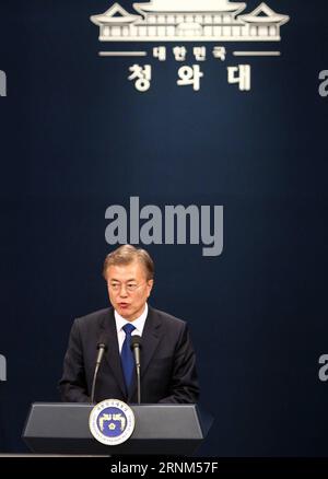 (170510) -- SÉOUL, le 10 mai 2017 -- le nouveau président sud-coréen Moon Jae-in prononce une conférence de presse à la Maison Bleue à Séoul, en Corée du Sud, le 10 mai 2017. Moon Jae-in a prêté serment mercredi en tant que nouveau président sud-coréen et peu après une cérémonie inaugurale, il a nommé le nouveau Premier ministre, chef de l'agence de renseignement, chef de cabinet présidentiel et chef de la sécurité présidentielle. (gj) CORÉE DU SUD-SÉOUL-NOUVEAU PRÉSIDENT-NOMINATIONS YaoxQilin PUBLICATIONxNOTxINxCHN Séoul Mai 10 2017 le nouveau président sud-coréen Moon Jae prononce une conférence de presse À la Maison Bleue de Séoul, Ko Sud Banque D'Images