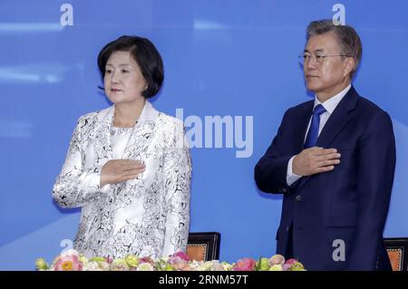 (170510) -- SÉOUL, le 10 mai 2017 -- Moon Jae-in et son épouse Kim Jung-sook participent à la cérémonie d'investiture présidentielle à Séoul, capitale de la Corée du Sud, le 10 mai 2017. Moon Jae-in a prêté serment mercredi en tant que nouveau président sud-coréen et peu après une cérémonie inaugurale, il a nommé le nouveau Premier ministre, chef de l'agence de renseignement, chef de cabinet présidentiel et chef de la sécurité présidentielle. (YY) CORÉE DU SUD-SÉOUL-LUNE JAE-IN-INAUGURATION leexsang-ho PUBLICATIONxNOTxINxCHN Séoul Mai 10 2017 Moon Jae In et son épouse Kim Young Sook participent à l'inauguration présidentielle C. Banque D'Images