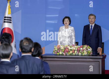 (170510) -- SÉOUL, le 10 mai 2017 -- Moon Jae-in et son épouse Kim Jung-sook participent à la cérémonie d'investiture présidentielle à Séoul, capitale de la Corée du Sud, le 10 mai 2017. Moon Jae-in a prêté serment mercredi en tant que nouveau président sud-coréen et peu après une cérémonie inaugurale, il a nommé le nouveau Premier ministre, chef de l'agence de renseignement, chef de cabinet présidentiel et chef de la sécurité présidentielle. (YY) CORÉE DU SUD-SÉOUL-LUNE JAE-IN-INAUGURATION leexsang-ho PUBLICATIONxNOTxINxCHN Séoul Mai 10 2017 Moon Jae In et son épouse Kim Young Sook participent à l'inauguration présidentielle C. Banque D'Images