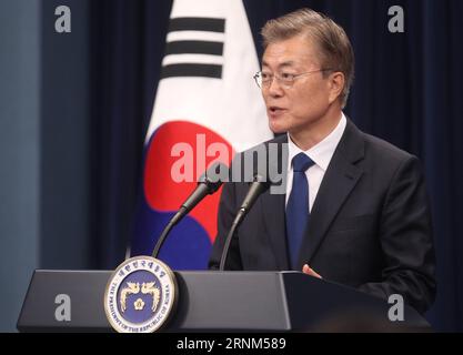 (170510) -- SÉOUL, le 10 mai 2017 -- le nouveau président sud-coréen Moon Jae-in prononce une conférence de presse à la Maison Bleue à Séoul, en Corée du Sud, le 10 mai 2017. Moon Jae-in a prêté serment mercredi en tant que nouveau président sud-coréen et peu après une cérémonie inaugurale, il a nommé le nouveau Premier ministre, chef de l'agence de renseignement, chef de cabinet présidentiel et chef de la sécurité présidentielle. (gj) CORÉE DU SUD-SÉOUL-NOUVEAU PRÉSIDENT-NOMINATIONS YaoxQilin PUBLICATIONxNOTxINxCHN Séoul Mai 10 2017 le nouveau président sud-coréen Moon Jae prononce une conférence de presse À la Maison Bleue de Séoul, Ko Sud Banque D'Images