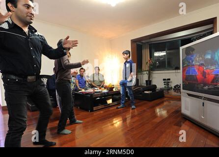 (170511) -- YIWU, 11 mai 2017 -- l'homme d'affaires iranien Hamid Dehgh (3rd R) se réunit avec ses parents et amis iraniens à la maison dans la ville de Yiwu, province de Zhejiang dans l'est de la Chine, le 3 avril 2013. Hamid, 52 ans, est venu à Yiwu en 2003 pour diriger une entreprise sur l'importation de foulards de soie iraniens, et une société de commerce extérieur a été fondée par Hamid et sa femme chinoise en 2007, avec des liens d'affaires maintenant en expansion à de nombreuses villes en Asie, en Europe et en Amérique du Nord. Hamid s'est installé dans le centre-ville de Yiwu. Il parlait couramment le chinois et envoya sa fille étudier dans un collège chinois local. Yiwu City, comme Th Banque D'Images