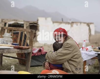 (170511) -- TAXKORGAN, le 11 mai 2017 -- les villageois touchés attendent d être transférés au village de Kuzigun dans le comté de Taxkorgan, dans la région autonome ouïgoure du Xinjiang, au nord-ouest de la Chine, le 11 mai 2017. Huit personnes ont été confirmées mortes et 23 autres ont été blessées après un tremblement de terre de magnitude 5,5 qui a secoué le comté de Taxkorgan jeudi à 5:58 heures (mercredi à 2158 heures GMT). Jusqu'à présent, le séisme a causé la mort de plus de 12 000 personnes. Au total, 9 200 personnes ont été réinstallées dans des lieux sûrs. ) (Yxb) CHINE-XINJIANG-TREMBLEMENT DE TERRE(CN) LixJing PUBLICATIONxNOTxINxCHN 170511 Taxkorgan Mai 11 2017 affecté Villager Banque D'Images