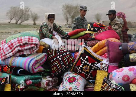 (170511) -- TAXKORGAN, le 11 mai 2017 -- les villageois touchés attendent d'être transférés au village de Kuzigun dans le comté de Taxkorgan, dans la région autonome ouïgoure du Xinjiang, au nord-ouest de la Chine, le 11 mai 2017. Huit personnes ont été confirmées mortes et 23 autres ont été blessées après un tremblement de terre de magnitude 5,5 qui a secoué le comté de Taxkorgan jeudi à 5:58 heures (mercredi à 2158 heures GMT). Jusqu'à présent, le séisme a causé la mort de plus de 12 000 personnes. Au total, 9 200 personnes ont été réinstallées dans des lieux sûrs. ) (Yxb) CHINE-XINJIANG-TREMBLEMENT DE TERRE(CN) LixJing PUBLICATIONxNOTxINxCHN 170511 Taxkorgan Mai 11 2017 villageois touchés Banque D'Images