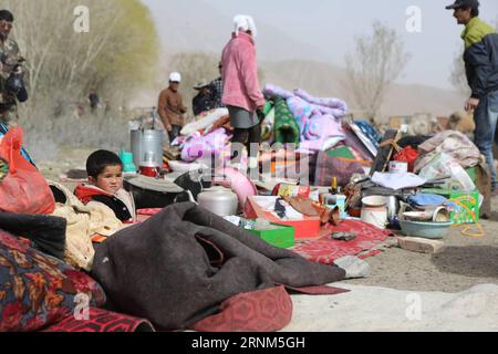 (170511) -- TAXKORGAN, le 11 mai 2017 -- les villageois touchés attendent d être transférés au village de Kuzigun dans le comté de Taxkorgan, dans la région autonome ouïgoure du Xinjiang, au nord-ouest de la Chine, le 11 mai 2017. Huit personnes ont été confirmées mortes et 23 autres ont été blessées après un tremblement de terre de magnitude 5,5 qui a secoué le comté de Taxkorgan jeudi à 5:58 heures (mercredi à 2158 heures GMT). Jusqu'à présent, le séisme a causé la mort de plus de 12 000 personnes. Au total, 9 200 personnes ont été réinstallées dans des lieux sûrs. ) (Yxb) CHINE-XINJIANG-TREMBLEMENT DE TERRE(CN) LixJing PUBLICATIONxNOTxINxCHN 170511 Taxkorgan Mai 11 2017 affecté Villager Banque D'Images