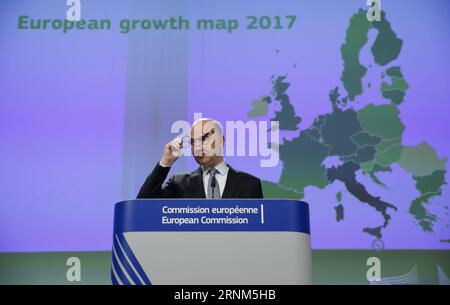 (170511) -- BRUXELLES, le 11 mai 2017 -- Pierre Moscovici, commissaire européen chargé des affaires économiques et financières, de la fiscalité et des douanes, prononce une conférence de presse sur les prévisions économiques du printemps 2017 au siège de l'UE à Bruxelles, Belgique, le 11 mai 2017. )(dtf) BELGIQUE-BRUXELLES-eu-ECONOMIC FORECAST-2017 YexPingfan PUBLICATIONxNOTxINxCHN 170511 Bruxelles Mai 11 2017 le Commissaire européen chargé des affaires économiques et financières fiscalité et douanes Pierre Moscovici prononce une conférence de presse sur les prévisions économiques européennes du printemps 2017 AU siège de l'UE à Bruxelles Belgique M Banque D'Images