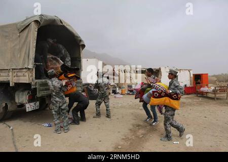 (170511) -- TAXKORGAN, le 11 mai 2017 -- les villageois touchés attendent d être transférés au village de Kuzigun dans le comté de Taxkorgan, dans la région autonome ouïgoure du Xinjiang, au nord-ouest de la Chine, le 11 mai 2017. Huit personnes ont été confirmées mortes et 23 autres ont été blessées après un tremblement de terre de magnitude 5,5 qui a secoué le comté de Taxkorgan jeudi à 5:58 heures (mercredi à 2158 heures GMT). Jusqu'à présent, le séisme a causé la mort de plus de 12 000 personnes. Au total, 9 200 personnes ont été réinstallées dans des lieux sûrs. ) (Yxb) CHINE-XINJIANG-TREMBLEMENT DE TERRE(CN) LixJing PUBLICATIONxNOTxINxCHN 170511 Taxkorgan Mai 11 2017 affecté Villager Banque D'Images