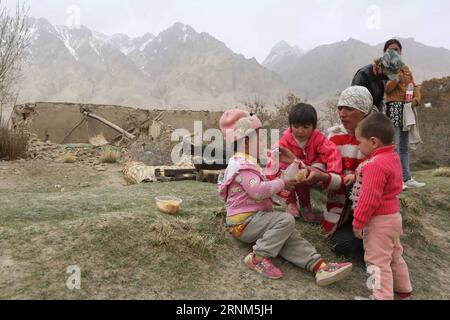 (170511) -- TAXKORGAN, le 11 mai 2017 -- les villageois prennent des repas au village de Quzgun, dans le comté de Taxkorgan, dans la région autonome ouïgoure du Xinjiang, au nord-ouest de la Chine, le 11 mai 2017. Huit morts ont été confirmés et 23 blessés après le tremblement de terre dans le comté de Taxkorgan, dans le Xinjiang, jeudi à 5:58 heures du matin. Elle a également entraîné de graves dommages ou l ' effondrement de 1 520 maisons. (Zhs) CHINE-XINJIANG-TREMBLEMENT DE TERRE (CN) LixJing PUBLICATIONxNOTxINxCHN 170511 Taxkorgan Mai 11 2017 les villageois prennent des repas AU village dans Quake a frappé le comté de Taxkorgan Nord-Ouest Chine S Xinjiang Uygur région autonome mai 11 2017 huit fa Banque D'Images