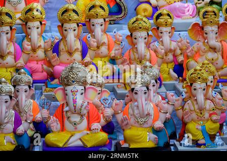 31 août 2023, Pune, Inde, idoles nouvellement faites du Dieu connu sous le nom de Ganesha ou Ganapati à vendre dans un magasin à la veille du festival de Ganesh en Inde. Banque D'Images