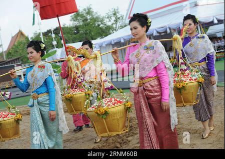 (170512) -- BANGKOK, le 12 mai 2017 -- des personnels rituels sont vus lors de la cérémonie royale de labourage à Bangkok, Thaïlande, le 12 mai 2017. Cet événement annuel marque le début de la saison de culture du riz en Thaïlande. (gj) THAILAND-BANGKOK-ROYAL-PLOUGHING-CEREMONY RachenxSageamsak PUBLICATIONxNOTxINxCHN Bangkok Mai 12 2017 les personnels rituels sont des lacs lors de la cérémonie royale de labourage à Bangkok Thai Country Mai 12 2017 l'événement annuel marque le DÉBUT DE la saison de culture du riz dans le pays thaïlandais GJ Thai Country Bangkok cérémonie royale de labourage RachenxSageamsak Bangkok Banque D'Images