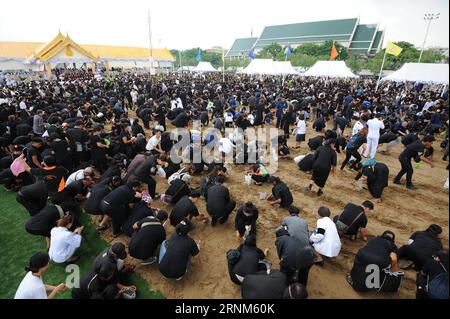 (170512) -- BANGKOK, le 12 mai 2017 -- les participants ramassent des graines de riz sacrées lors de la cérémonie royale de labourage à Bangkok, Thaïlande, le 12 mai 2017. Cet événement annuel marque le début de la saison de culture du riz en Thaïlande. (gj) THAILAND-BANGKOK-ROYAL-PLOUGHING-CEREMONY RachenxSageamsak PUBLICATIONxNOTxINxCHN Bangkok Mai 12 2017 les participants ramassent des graines de riz sacrées lors de la cérémonie royale de labourage à Bangkok Thai Country Mai 12 2017 l'événement annuel marque le DÉBUT DE la saison de culture du riz dans le pays Thai GJ Thai Country Bangkok Royal PUBLICATION de labourage RachenxSageamsak Banque D'Images