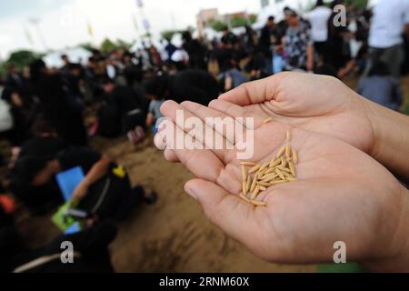 (170512) -- BANGKOK, 12 mai 2017 -- un participant montre des graines de riz sacrées ramassées sur le sol lors de la cérémonie royale de labourage à Bangkok, Thaïlande, le 12 mai 2017. Cet événement annuel marque le début de la saison de culture du riz en Thaïlande. (gj) THAILAND-BANGKOK-ROYAL-PLOUGHING-CEREMONY RachenxSageamsak PUBLICATIONxNOTxINxCHN Bangkok Mai 12 2017 un participant montre des graines de riz sacrées ramassées au sol lors de la cérémonie royale de labourage à Bangkok Thai Country Mai 12 2017 l'événement annuel marque le DÉBUT DE la saison de culture du riz dans le pays Thai GJ Thai Country Bangkok R. Banque D'Images