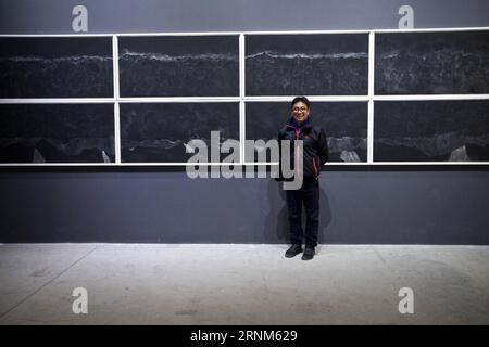 (170512) -- VENISE, 12 mai 2017 -- l'artiste Tang Nannan pose pour une photo avec son œuvre The Sea in the Sea 79 au Pavillon chinois lors de la 57e exposition internationale d'art (57e Biennale de Venise) à Venise, Italie, le 11 mai 2017. Le Pavillon chinois a ouvert au public jeudi. Organisée par le professeur Qiu Zhijie de l'École d'art expérimental de l'Académie centrale des Beaux-Arts de Chine (CAFA), l'exposition montre les œuvres de quatre artistes, Tang Nannan, Wu Jian an, Yao huifen et Wang Tianwen, présentant le thème du Continuum-génération par génération .) (ZY) ITALIE-VENISE-BIENNALE-CHINE Banque D'Images