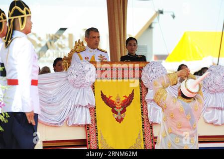 (170512) -- BANGKOK, le 12 mai 2017 -- le roi thaïlandais Maha Vajiralongkorn Bodindradebayavarangkun (C) assiste à la cérémonie royale de labourage à Bangkok, Thaïlande, le 12 mai 2017. Cet événement annuel marque le début de la saison de culture du riz en Thaïlande. (gj) THAILAND-BANGKOK-ROYAL-PLOUGHING-CEREMONY RachenxSageamsak PUBLICATIONxNOTxINxCHN Bangkok Mai 12 2017 Thai King Maha Maha Vajiralongkorn C assiste à la cérémonie royale de labourage à Bangkok Thai Country le 12 2017 mai l'événement annuel marque le DÉBUT DE la saison de culture du riz dans le pays Thai Bangkok Thai pays Thai Bangkok la cérémonie royale RachenxS Banque D'Images