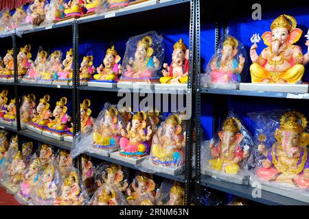 31 août 2023, Pune, Inde, idoles nouvellement faites du Dieu connu sous le nom de Ganesha ou Ganapati à vendre dans un magasin à la veille du festival de Ganesh en Inde. Banque D'Images