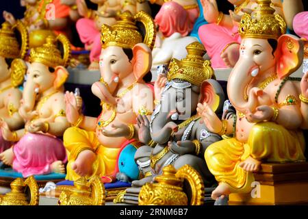 31 août 2023, Pune, Inde, idoles nouvellement faites du Dieu connu sous le nom de Ganesha ou Ganapati à vendre dans un magasin à la veille du festival de Ganesh en Inde. Banque D'Images