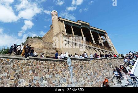 (170513) -- SAMARKAND, 13 mai 2017 -- des gens se rassemblent devant une mosquée à Samarkand le 8 mai 2017. Samarkand est la deuxième plus grande ville d'Ouzbékistan et la capitale de la province de Samarqand. C'est une ville ancienne sur la route de la soie et un port en fusion des cultures du monde. Il a été inscrit au patrimoine mondial par l'UNESCO en 2001. ) (gj) OUZBÉKISTAN-SAMARKAND-TOURISME Sadat PUBLICATIONxNOTxINxCHN Samarkand Mai 13 2017 des célébrités se rassemblent devant une mosquée à Samarkand Mai 8 2017 Samarkand EST la deuxième plus grande ville de l'Ouzbékistan et la capitale de la province de Samarqand IL EST à la ville antique SUR le si Banque D'Images