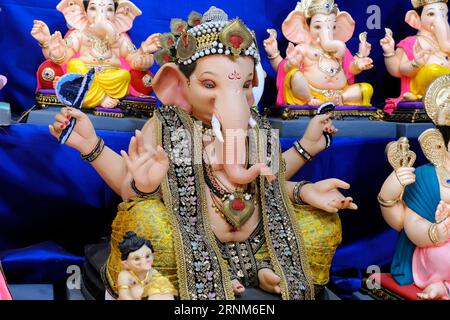 31 août 2023, Pune, Inde, idoles nouvellement faites du Dieu connu sous le nom de Ganesha ou Ganapati à vendre dans un magasin à la veille du festival de Ganesh en Inde. Banque D'Images