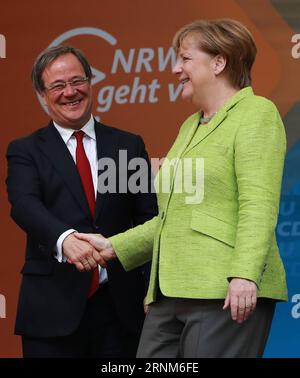 Bilder des Tages 170513 13 -- AIX-LA-CHAPELLE, le 13 2017 mai 2017 -- la chancelière allemande Angela Merkel R et Armin Laschet, chef de l'Union chrétienne-démocrate CDU en Rhénanie-du-Nord-Westphalie, assistent au dernier rassemblement de campagne de la CDU pour les élections d'État en Rhénanie-du-Nord-Westphalie à Aix-la-Chapelle Zjy ALLEMAGNE-AIX-LA-CHAPELLE-CDU-ÉLECTION DE L'ÉTAT LuoxHuanhuan PUBLICATIONxNOTxINxCHN Banque D'Images