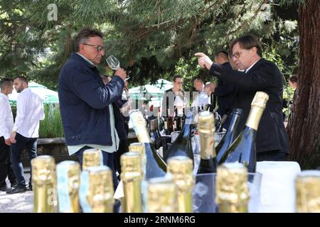 (170513) -- SARAJEVO, le 13 mai 2017 -- les visiteurs goûtent du vin au week-end du vin de Sarajevo dans un jardin du Musée national de Sarajevo, Bosnie-Herzégovine, le 13 mai 2017.) BOSNIE-HERZÉGOVINE-SARAJEVO-WINE WEEKEND HarisxMemija PUBLICATIONxNOTxINxCHN Sarajevo Mai 13 2017 visiteurs bouton vin À Sarajevo Weekend vin DANS un jardin du Musée National à Sarajevo Bosnie-Herzégovine LE 13 2017 mai Bosnie-Herzégovine Sarajevo Weekend vin HarisxMemija PUBLICATIONxNOTxINxCHN Banque D'Images