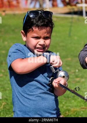 (170514) -- LOS ANGELES, le 14 mai 2017 -- Un garçon participe à un entraînement de pêche lors d'un derby de pêche organisé par le Département des loisirs et des parcs de Los Angeles dans le lac au parc MacArthur près du centre-ville de Los Angeles, aux États-Unis, le 13 mai 2017. )(gj) U.S.-LOS ANGELES-FISHING ZhaoxHanrong PUBLICATIONxNOTxINxCHN Los Angeles Mai 14 2017 un garçon participe à une formation de poisson lors d'un Derby de pêche de la jeunesse par le Département des loisirs et des parcs de Los Angeles dans le lac À MacArthur Park près du centre-ville de Los Angeles aux États-Unis LE 13 2017 mai GJ U s Los Angeles Fishing ZhaoxHanr Banque D'Images