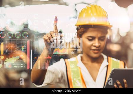 femme travailleuse d'ingénieur d'industrie heureuse utilisant l'innovation technologique avancée pour le concept d'information de solution d'ingénierie d'usine Banque D'Images