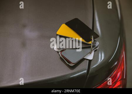 peinture automobile. carte d'échantillon de couleurs de peinture pour la peinture de couleur de choix de choix dans l'atelier de garage automatique Banque D'Images