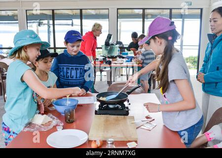 (170515) -- AUCKLAND, le 15 mai 2017 -- les élèves apprennent à faire des toasts lors de l'événement de camping à Auckland, Nouvelle-Zélande, le 15 mai 2017. Les écoles d'Auckland organiseront des événements de camping chaque mois de mai pour développer l'intérêt des élèves pour les activités de plein air. (Zxj) NOUVELLE-ZÉLANDE-AUCKLAND-CAMPING EVENT-ÉTUDIANTS LixQiaoqiao PUBLICATIONxNOTxINxCHN Auckland Mai 15 2017 les étudiants apprennent à faire des toasts pendant l'événement de camping à Auckland Nouvelle-Zélande LE 15 2017 mai les écoles à Auckland organiseront des événements de camping chaque mois de mai pour développer l'intérêt des étudiants pour les activités de plein air Nouvelle-Zélande Auckland Camping Event S Banque D'Images