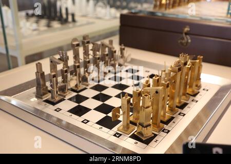 (170516) -- ANKARA, 16 mai 2017 -- la photo prise le 10 mai 2017 montre le propriétaire Akin Gokyay le tout premier jeu d échecs de Milan en Italie au Musée des échecs Gokyay à Ankara, Turquie. Le musée des échecs de Gokyay, avec une collection de 609 jeux d'échecs de 105 pays et régions, est l'un des plus grands musées d'échecs du monde entier. Akin Gokyay, fondateur et donateur du musée, a commencé à collectionner des jeux d'échecs depuis 1975 et a remporté le certificat Guinness Records en 2012. (SP)TURKEY-ANKARA-GOKYAY MUSÉE DES ÉCHECS QinxYanyang PUBLICATIONxNOTxINxCHN Ankara Mai 16 2017 la photo prise LE 10 2017 mai montre le O. Banque D'Images