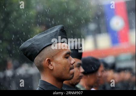 (170517) -- BANGKOK, le 17 mai 2017 -- des officiers de l'armée thaïlandaise s'entraînent en préparation des funérailles de feu le roi Bhumibol Adulyadej à Bangkok, Thaïlande, le 17 mai 2017. La cérémonie de crémation du défunt Roi Bhumibol Adulyadej de Thaïlande est prévue le 26 octobre 2017 dans le cadre de funérailles royales de cinq jours. Le vénéré roi décédé est décédé en octobre dernier après avoir régné la Thaïlande pendant 70 ans. ) (Zxj) THAÏLANDE-BANGKOK-ARMÉE-ROI-BHUMIBOL-FUNÉRAILLES-ENTRAÎNEMENT RachenxSageamsak PUBLICATIONxNOTxINxCHN Bangkok Mai 17 2017 officiers du train de l'armée thaïlandaise en préparation du défunt roi Bhumibol Adulyadej S Funer Banque D'Images