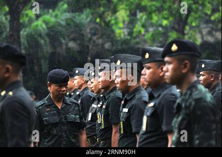 (170517) -- BANGKOK, le 17 mai 2017 -- des officiers de l'armée thaïlandaise s'entraînent en préparation des funérailles de feu le roi Bhumibol Adulyadej à Bangkok, Thaïlande, le 17 mai 2017. La cérémonie de crémation du défunt Roi Bhumibol Adulyadej de Thaïlande est prévue le 26 octobre 2017 dans le cadre de funérailles royales de cinq jours. Le vénéré roi décédé est décédé en octobre dernier après avoir régné la Thaïlande pendant 70 ans. ) (Zxj) THAÏLANDE-BANGKOK-ARMÉE-ROI-BHUMIBOL-FUNÉRAILLES-ENTRAÎNEMENT RachenxSageamsak PUBLICATIONxNOTxINxCHN Bangkok Mai 17 2017 officiers du train de l'armée thaïlandaise en préparation du défunt roi Bhumibol Adulyadej S Funer Banque D'Images