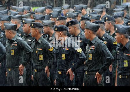 (170517) -- BANGKOK, le 17 mai 2017 -- des officiers de l'armée thaïlandaise s'entraînent en préparation des funérailles de feu le roi Bhumibol Adulyadej à Bangkok, Thaïlande, le 17 mai 2017. La cérémonie de crémation du défunt Roi Bhumibol Adulyadej de Thaïlande est prévue le 26 octobre 2017 dans le cadre de funérailles royales de cinq jours. Le vénéré roi décédé est décédé en octobre dernier après avoir régné la Thaïlande pendant 70 ans. ) (Zxj) THAÏLANDE-BANGKOK-ARMÉE-ROI-BHUMIBOL-FUNÉRAILLES-ENTRAÎNEMENT RachenxSageamsak PUBLICATIONxNOTxINxCHN Bangkok Mai 17 2017 officiers du train de l'armée thaïlandaise en préparation du défunt roi Bhumibol Adulyadej S Funer Banque D'Images