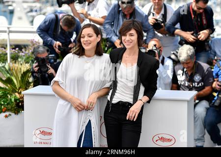 (170517) -- CANNES, le 17 mai 2017 -- les actrices Charlotte Gainsbourg (droite) et Marion Cotillard du film Ismael s Ghosts posent pour un photocall avant l'ouverture du 70e Festival de Cannes à Cannes, France, le 17 mai 2017. Le film Ismael s Ghosts réalisé par le réalisateur français Arnaud Desplechin dévoilera le festival du film lors de la cérémonie d'ouverture. )(zcc) FRANCE-CANNES-70E FESTIVAL DE CANNES-OUVERTURE DU FILM ISMAEL S GHOSTS ChenxYichen PUBLICATIONxNOTxINxCHN Cannes Mai 17 2017 les actrices Charlotte Gainsbourg r et Marion Cotillard du film Ismael S Ghosts posent pour un appel photo avant le Th Banque D'Images