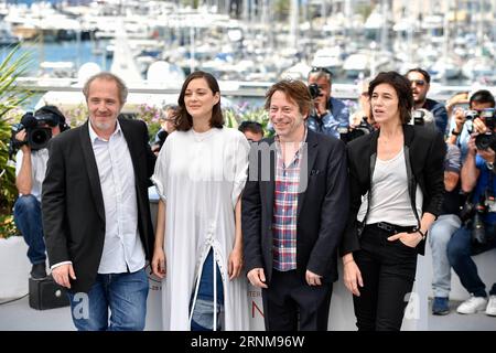 (170517) -- CANNES, le 17 mai 2017 -- les acteurs Charlotte Gainsbourg, Mathieu Amalric, Marion Cotillard et le réalisateur Arnaud Desplechin, (de R à L), du film Ismael s Ghosts posent pour un photocall avant l'ouverture du 70e Festival de Cannes à Cannes, France, le 17 mai 2017. Le film Ismael s Ghosts réalisé par le réalisateur français Arnaud Desplechin dévoilera le festival du film lors de la cérémonie d'ouverture. )(zcc) FRANCE-CANNES-70E FESTIVAL DE CANNES-OUVERTURE DU FILM-ISMAEL S GHOSTS ChenxYichen PUBLICATIONxNOTxINxCHN Cannes Mai 17 2017 acteurs Charlotte Gainsbourg Mathieu Amalric Mar Banque D'Images