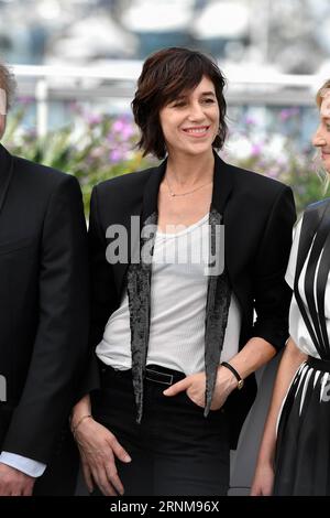 (170517) -- CANNES, le 17 mai 2017 -- l'actrice Charlotte Gainsbourg du film Ismael s Ghosts pose pour un photocall avant l'ouverture du 70e Festival de Cannes à Cannes, France, le 17 mai 2017. Le film Ismael s Ghosts réalisé par le réalisateur français Arnaud Desplechin dévoilera le festival du film lors de la cérémonie d'ouverture. )(zcc) FRANCE-CANNES-70E FESTIVAL DE CANNES-OUVERTURE DU FILM ISMAEL S GHOSTS ChenxYichen PUBLICATIONxNOTxINxCHN Cannes Mai 17 2017 l'actrice Charlotte Gainsbourg du film Ismael S Ghosts pose pour un appel photo avant l'ouverture du 70e Festival de Cannes à Cann Banque D'Images