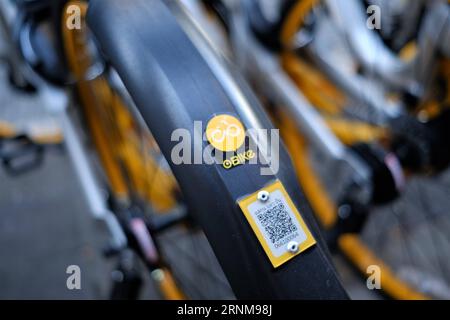 (170517) -- BANGKOK, 17 mai 2017 -- une photo prise le 15 mai 2017 montre des vélos de l'oBike à Bangkok, Thaïlande. Une start-up singapourienne, oBike, a lancé un service de partage de vélos sans station à Bangkok plus tôt ce mois-ci dans le but de transformer la ville encombrée par le trafic, bien qu’elle soit confrontée à des défis ici. )(zcc) THAILAND-BANGKOK-OBIKE LixMangmang PUBLICATIONxNOTxINxCHN Banque D'Images