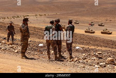 (170517) -- AMMAN, le 17 mai 2017 -- des soldats prennent part à l exercice militaire Eager Lion dans le désert d Eshidiya près de la frontière jordanienne avec l Arabie saoudite, le 17 mai 2017. Eager Lion est un exercice conjoint annuel qui a lieu en Jordanie depuis 2011. Pour cette année, il s'est concentré sur les priorités opérationnelles militaires actuelles et sur le terrain, la lutte contre le terrorisme et les techniques de guerre modernes. JORDAN-ESHIDIYA DESERT- EAGER LION -EXERCICE MILITAIRE MohammadxAbuxGhosh PUBLICATIONxNOTxINxCHN Amman Mai 17 2017 des soldats prennent part à l'EXERCICE militaire Eager Lion dans le désert près de la frontière jordanienne S avec l'Arabie Saoudite LE 1 mai Banque D'Images